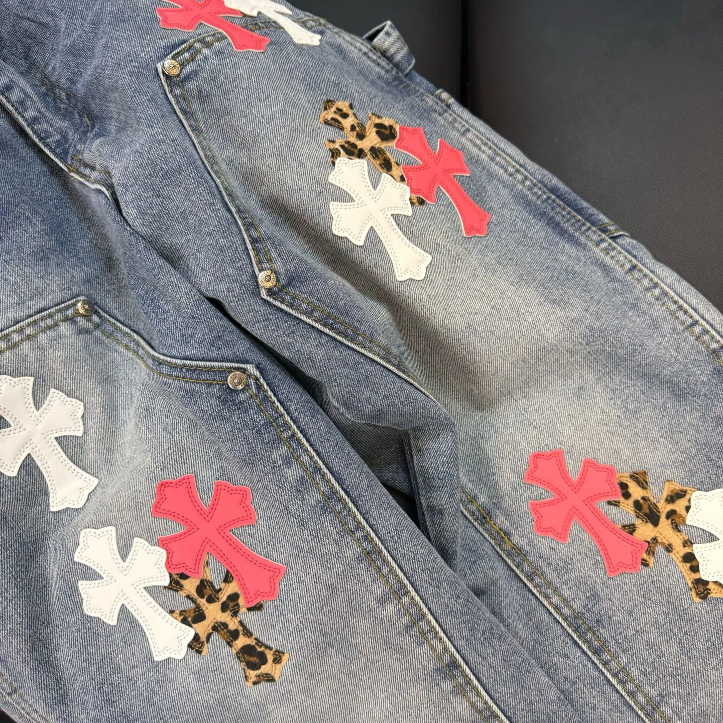 P280 Style number: D314 Chrome Hearts Chrome Hearts workwear pink leopard print washed blue jeans Size: s-XXL (28 30 32 34 36) Color: washed blue Size reference 28 pants length 100 waist 72 30 pants length 101 waist 76 32 pants length 103 waist 80 34 pants length 104 waist 84 36 pants length 106 waist 88